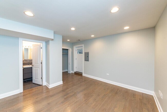 Building Photo - 4 bedroom in Chicago IL 60608