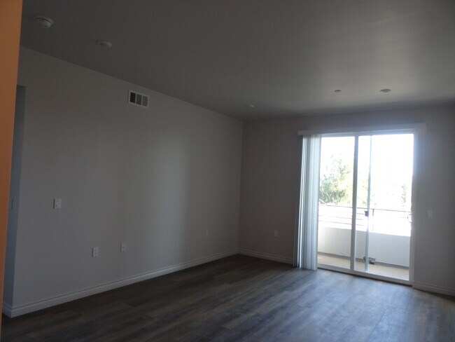 Foto del edificio - 18711 Sherman Way