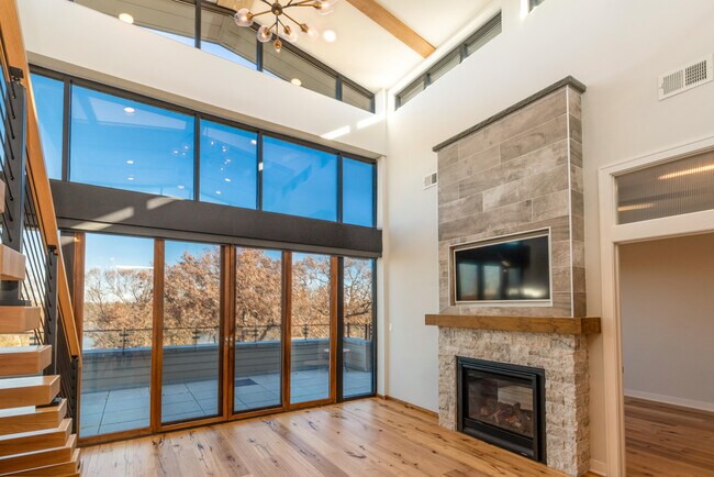 Foto del edificio - 215 E Pleasant St