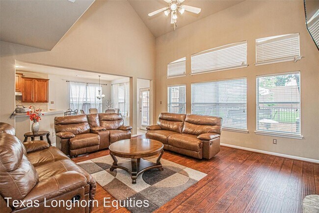 Foto del edificio - 5 br, 4.5 bath House - 4105 Duncan Way