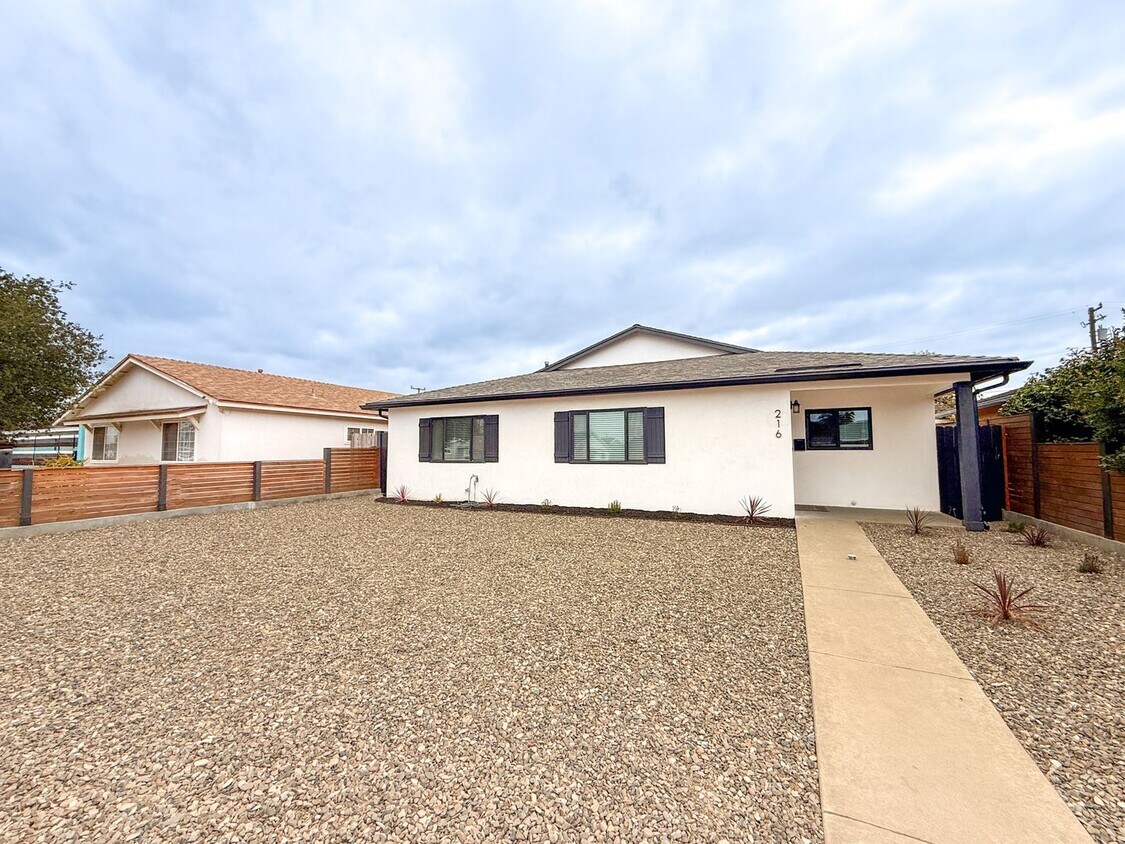 Foto principal - Modern 3-Bedroom Home with Private Yard in...