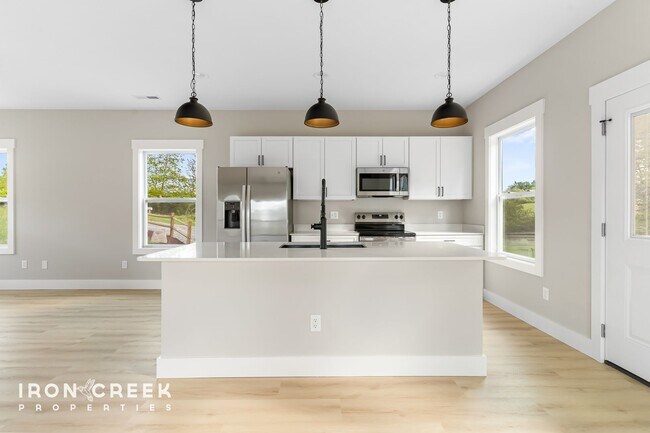 Building Photo - Modern 3-Bed/2.5-Bath Home with Fenced Yar...