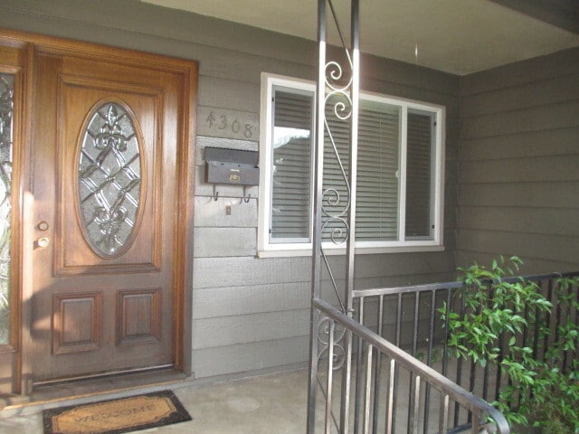 Building Photo - 3 bedroom home close to Land Park
