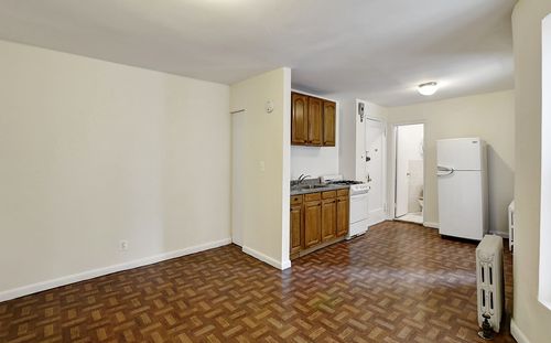 Building Photo - 470 E 70th St