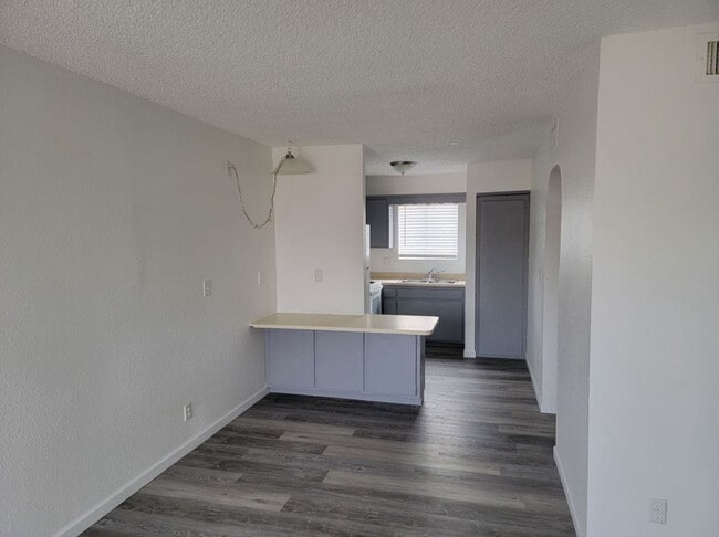 Foto del edificio - 2140 Riviera Blvd