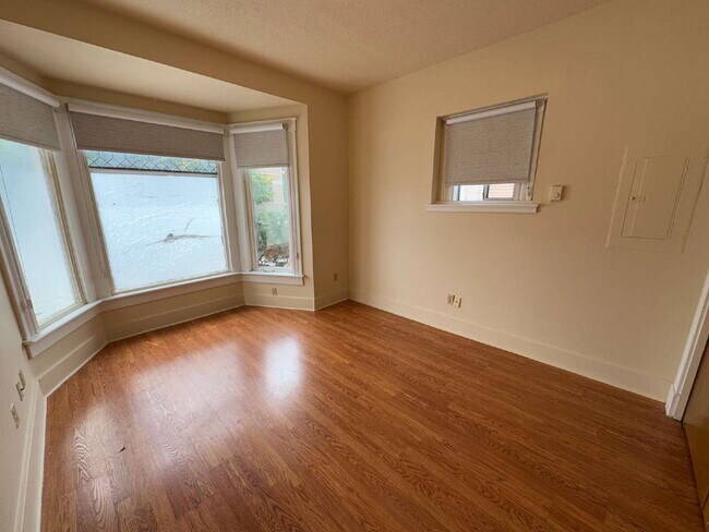 Foto del edificio - Downstairs 2 Bedroom Quadplex