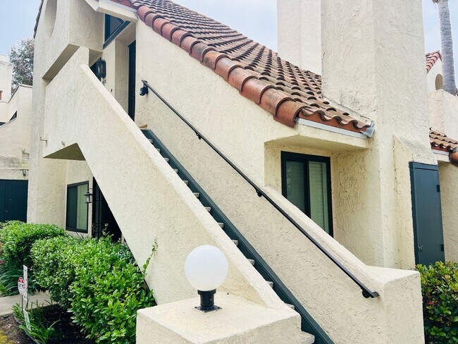 Foto del edificio - Beautifully Vista Upgraded Upstairs Corner Condo