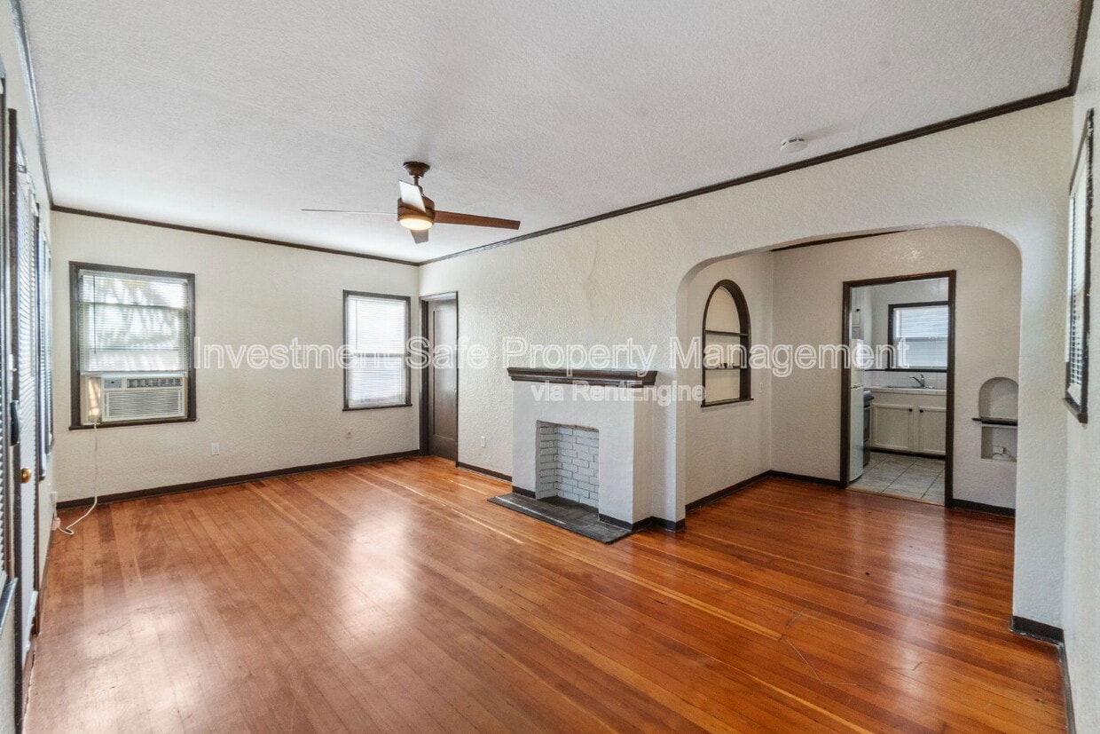 Primary Photo - 3787 1/2 Park Blvd