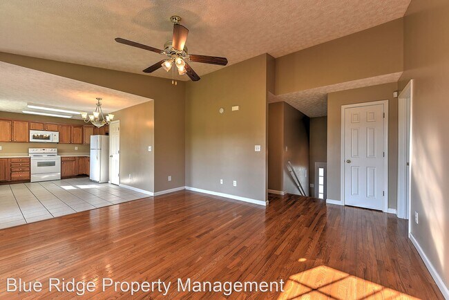 Building Photo - 3 br, 2.5 bath House - 210 Navajo Trail