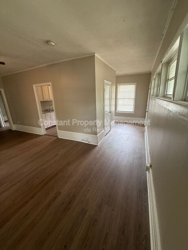 Foto del edificio - 614 W Poplar St