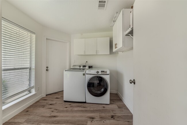 Foto del edificio - 2423 Woven Wood Ln