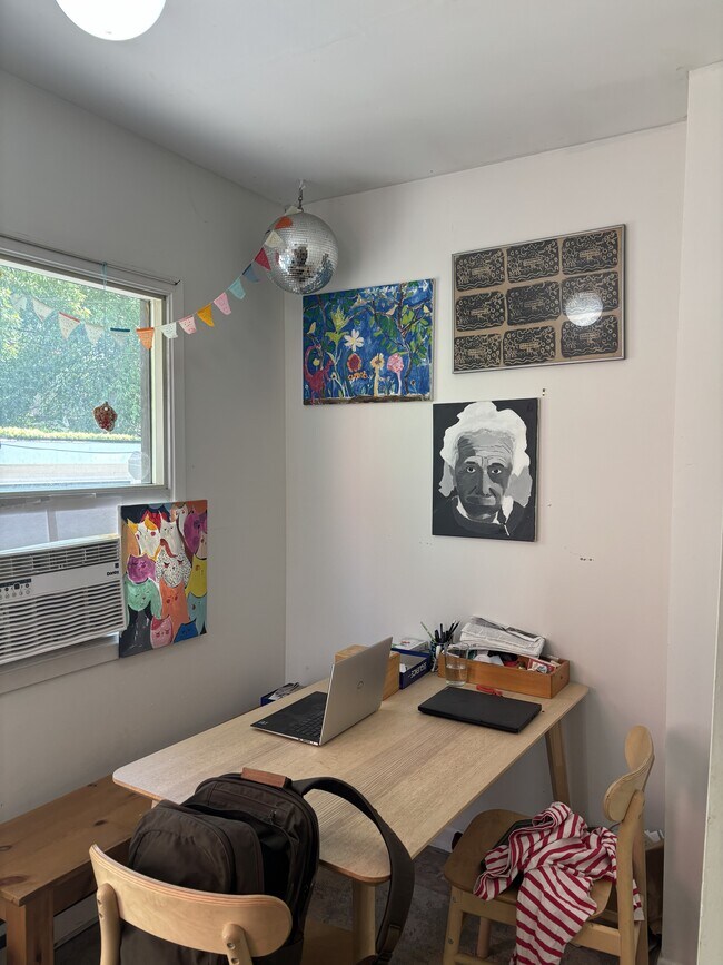 Photo du bâtiment - 2-Bedroom Main Floor Apartment in House – Steps from Donlands Subway