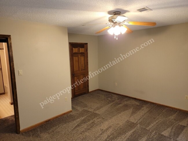 Building Photo - Mnt Valley Condo
