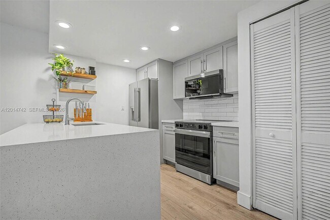 Foto del edificio - 3162 Bird Ave
