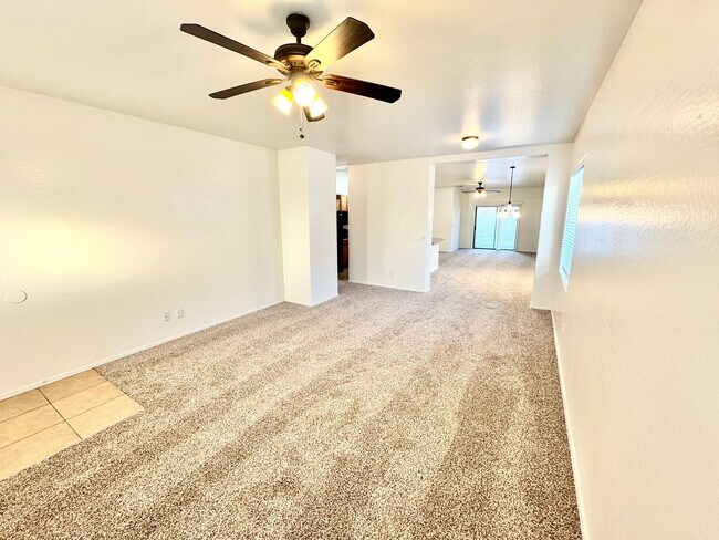 Foto del edificio - 4 Bedroom/2 Bath Single Level Home! Close ...