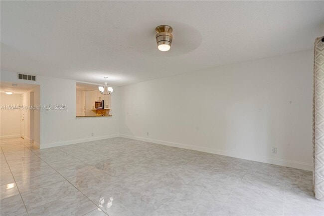 Foto del edificio - 136 S Cypress Rd