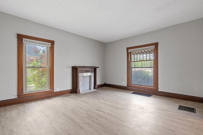 Foto del edificio - Large 4 Bedroom Home