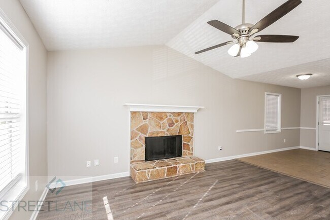 Foto del edificio - REDUCED! - Now offering first full month F...
