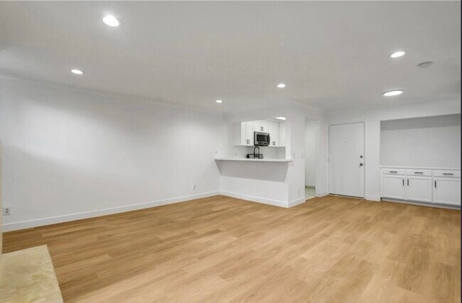 Foto del edificio - 5325 Newcastle Ave