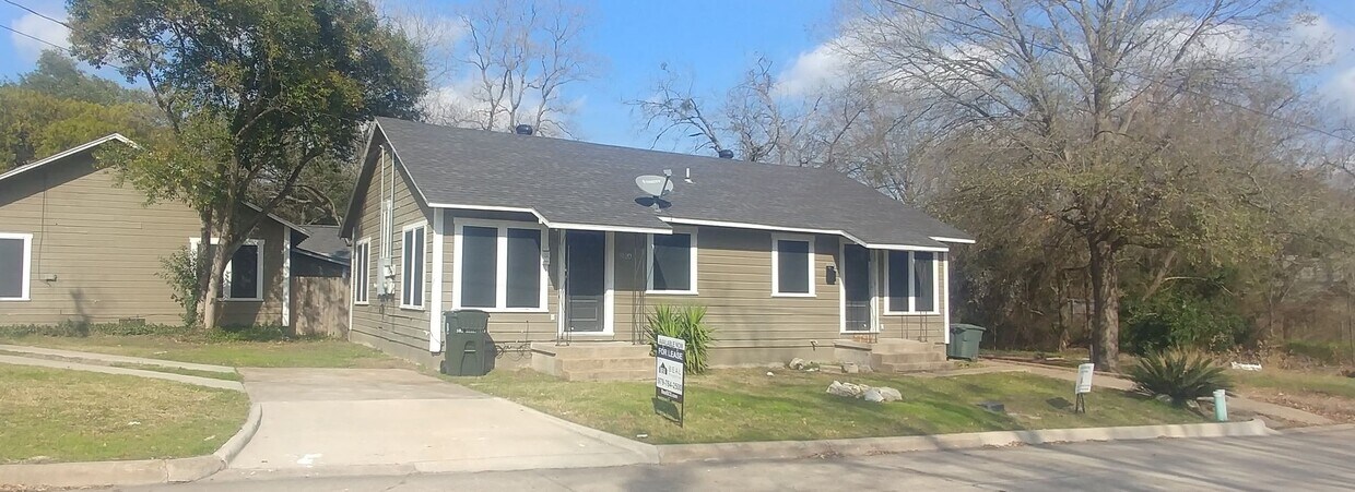 Foto del edificio - Bryan - 1 bedroom / 1 Bath / Fenced back yard Duplex
