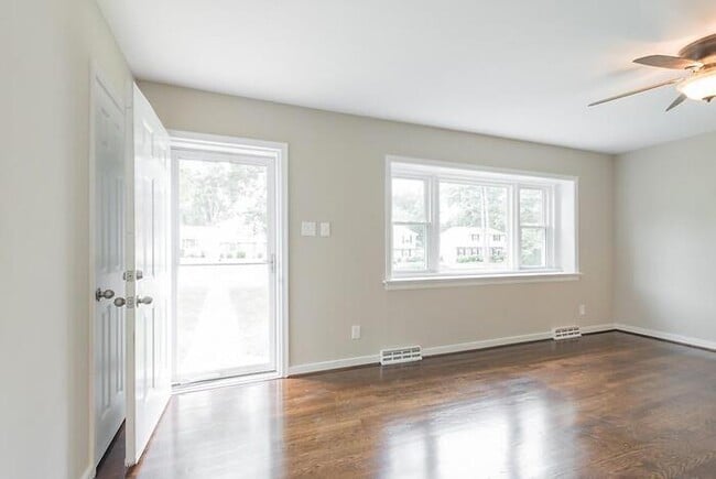 Building Photo - Spacious 4 Bedroom Home in West End Manor – Available April 10 – $2,600/mo