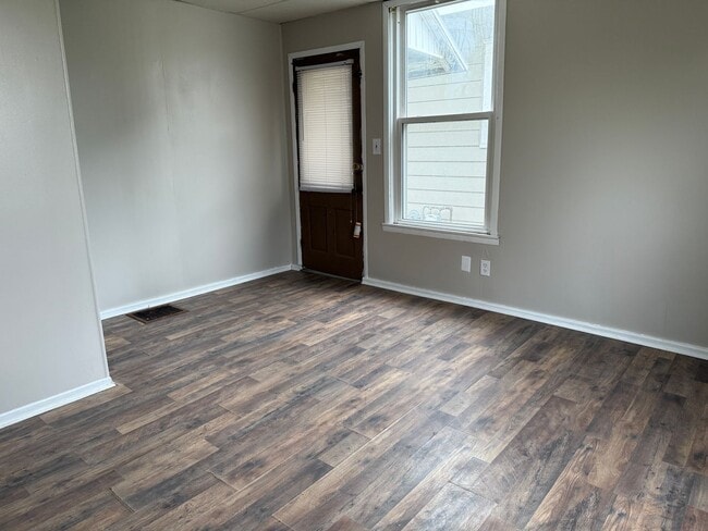 Building Photo - 2 Bedroom with a Bonus Room Close to Union...
