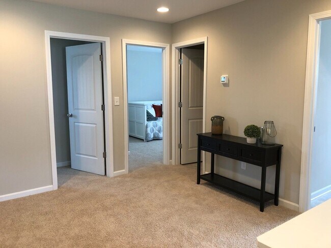 Building Photo - Lovely 4 Bedroom Home in Salisbury in Oakv...