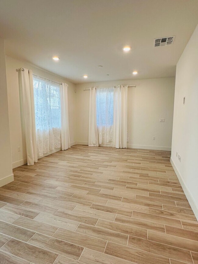 Building Photo - Ready To Move!!