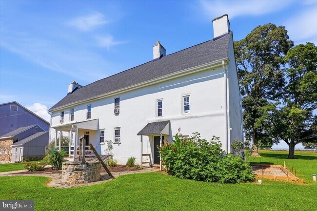 Foto del edificio - 395 Bishop Hollow Rd