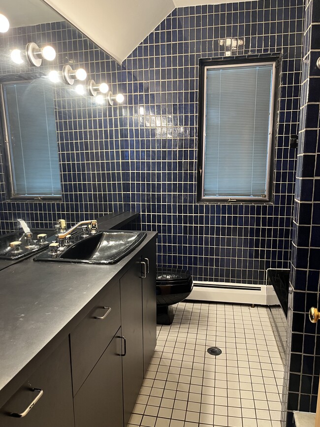 Full Bathroom - 511 Farmington Ave