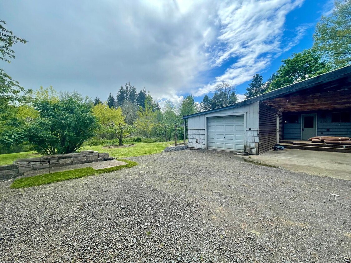 Classic 2 Bed 1 Bath Duplex with a Bonus ... - Classic 2  Bed 1 Bath Duplex with a Bonus ...