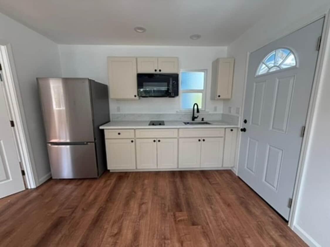 Primary Photo - Unfurnished 1 bed/1 bath PET FRIENDLY - wa...