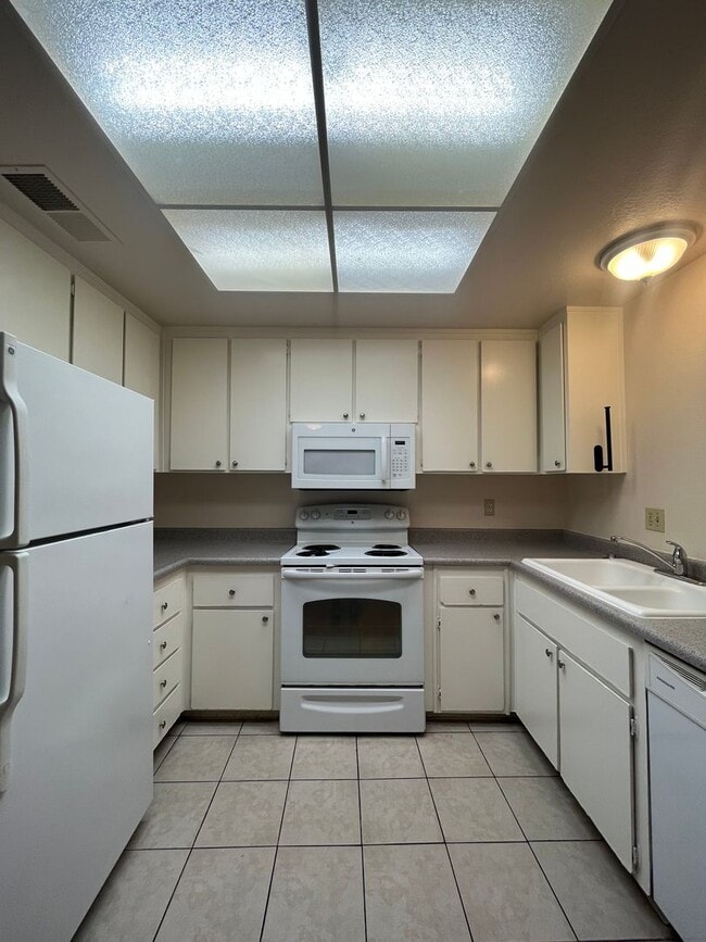 Building Photo - PURE Property Management Presents: Inviting single story two-bedroom condo in Rohnert Park!