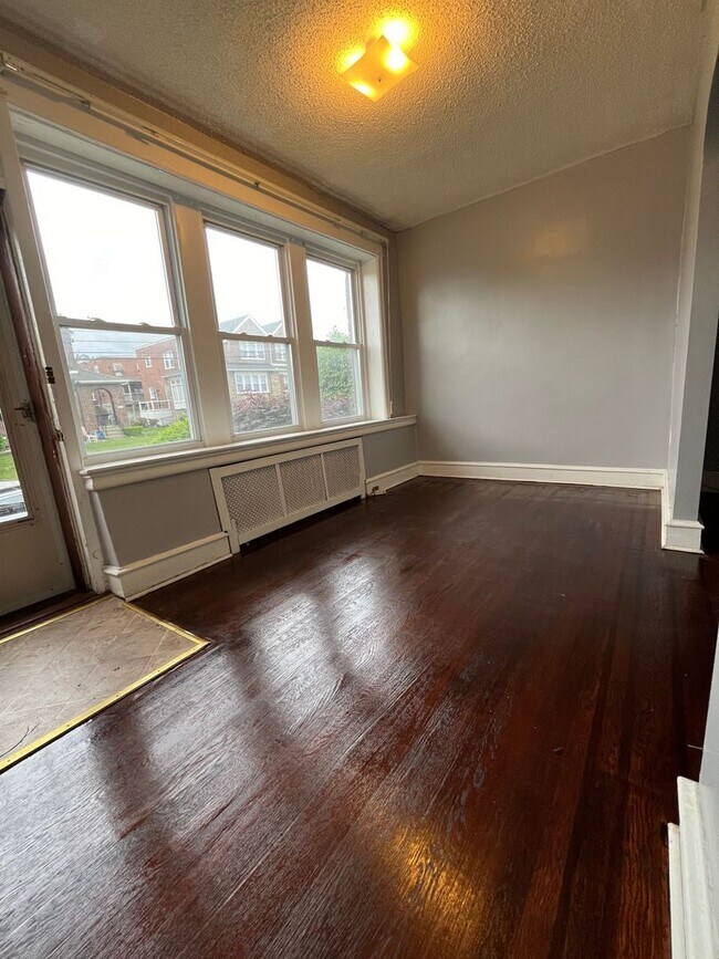 Building Photo - Beautiful 3 Bedroom, 1 Full bath and 2 Hal...
