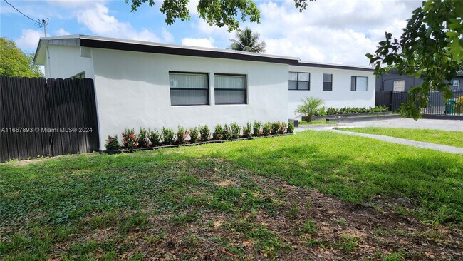 Foto del edificio - 17555 NW 29th Ct