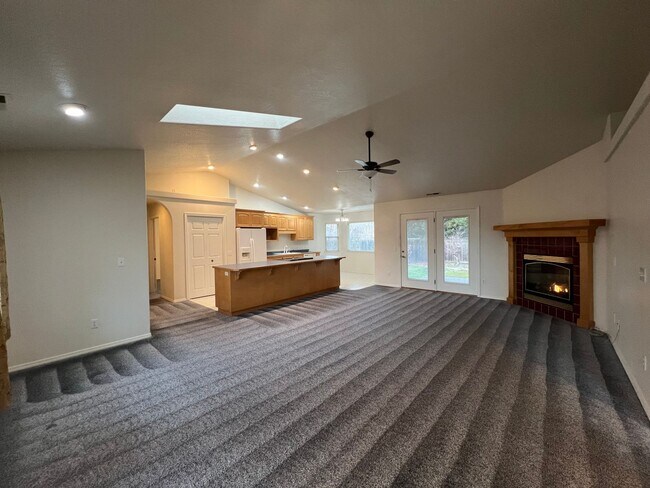 Foto del edificio - Open Concept Living Close to Downtown Gran...