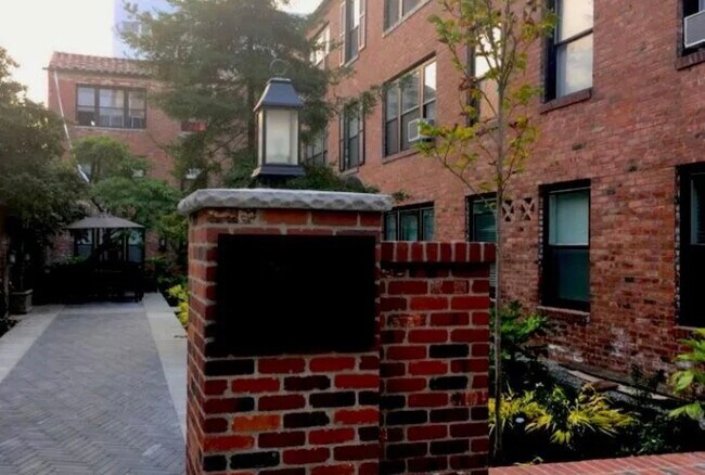 Building Photo - 421 Summit Ave E