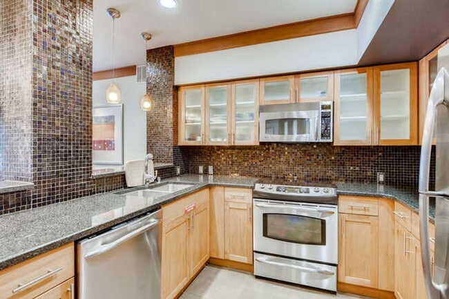 Building Photo - SPACIOUS 1-BEDROOM APARTMENT FOR RENT IN DOWNTOWN BALLARD!