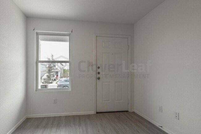 Foto del edificio - 7128 Elm Cv