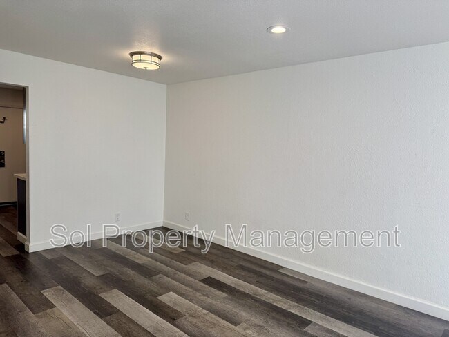 Building Photo - 1053 W Hamilton Ave