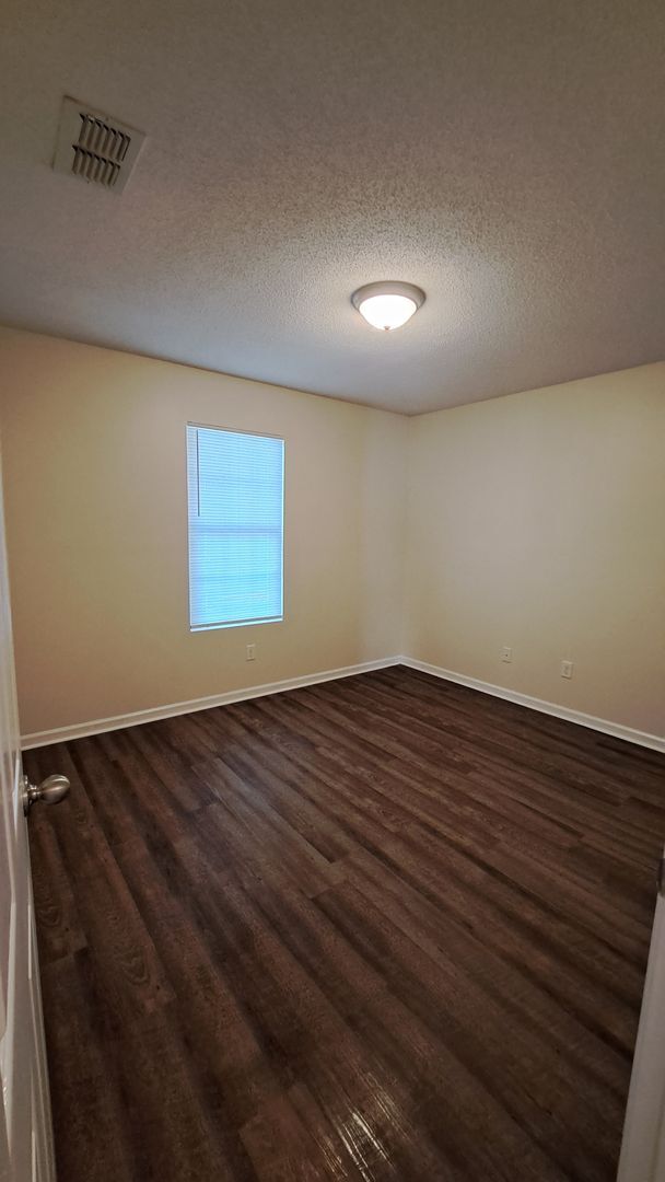 Foto del edificio - 221 Glade Ln