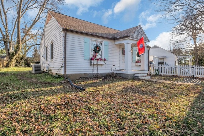 Photo - Available in March. Nashville 2 BED charming cottage for rent. Renovated with darling details and... House