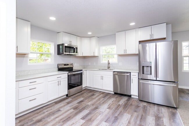 Building Photo - Beautifully Refurbished Home Near Downtown...