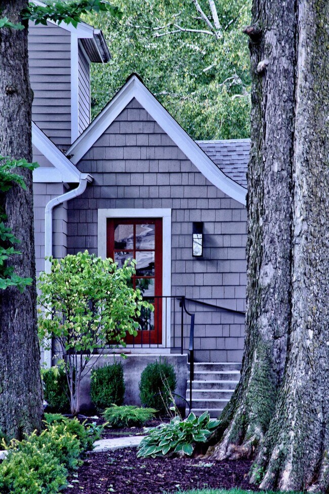 Building Photo - 1100 W Riverview Dr