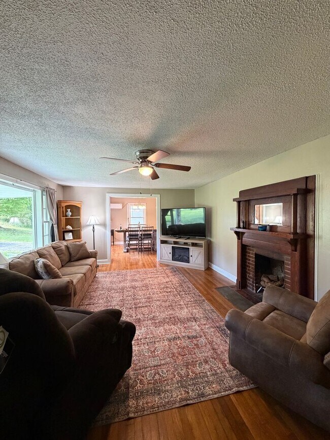 Foto del edificio - Charming Remodeled Farmhouse with Large Yard in Convenient Kingsport Location