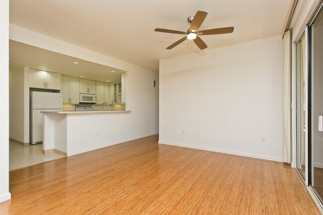 Foto del edificio - 3 BED, 2 BATH 2 PARKING IN GATED MOANALUA ...