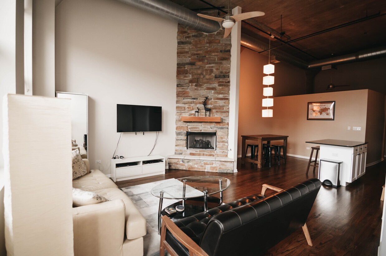 Living Room/Dining Room/Kitchen - 758 N Larrabee St