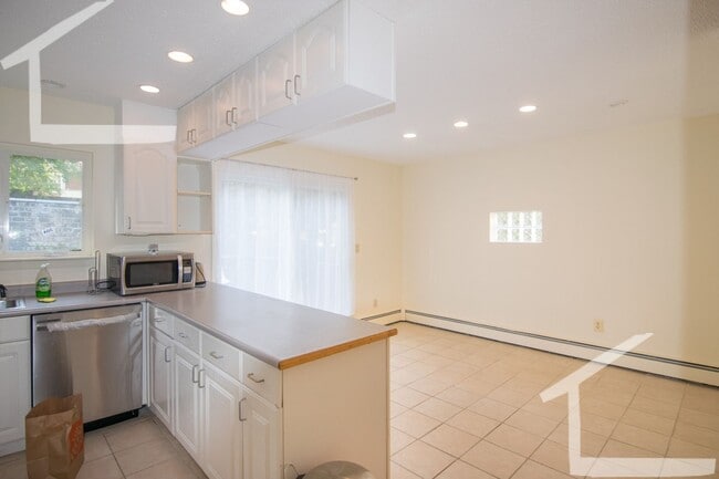 Building Photo - 149 Thorndike St