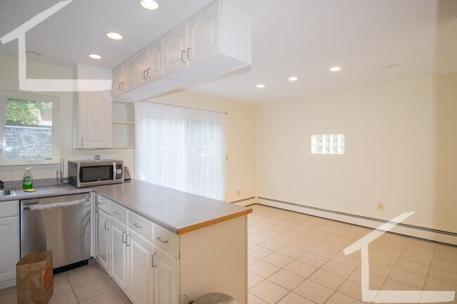 Foto del edificio - WOW!!!!!  Brookline 5 bed with Central Air, Laundry In-Unit