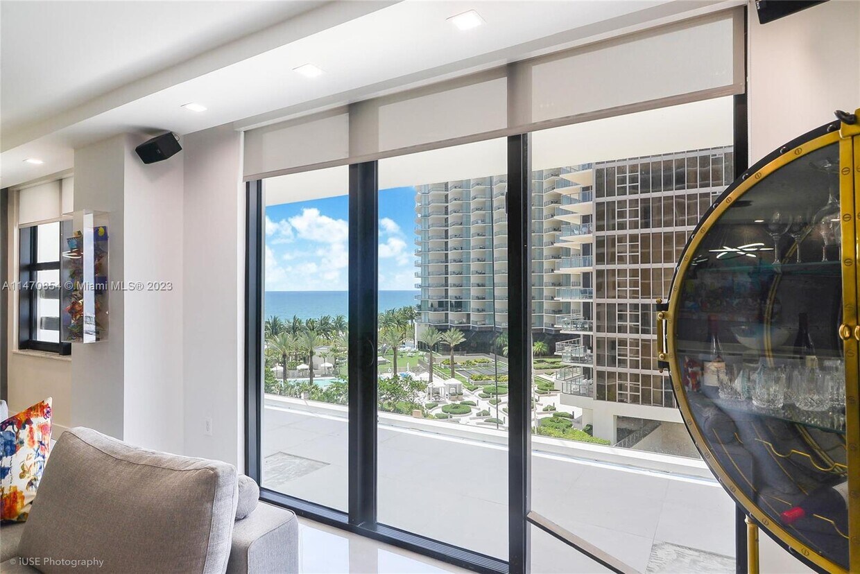 Primary Photo - 9801 Collins Ave